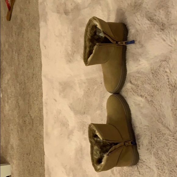 Girl boots- never worn- faux fur - Picture 4 of 4